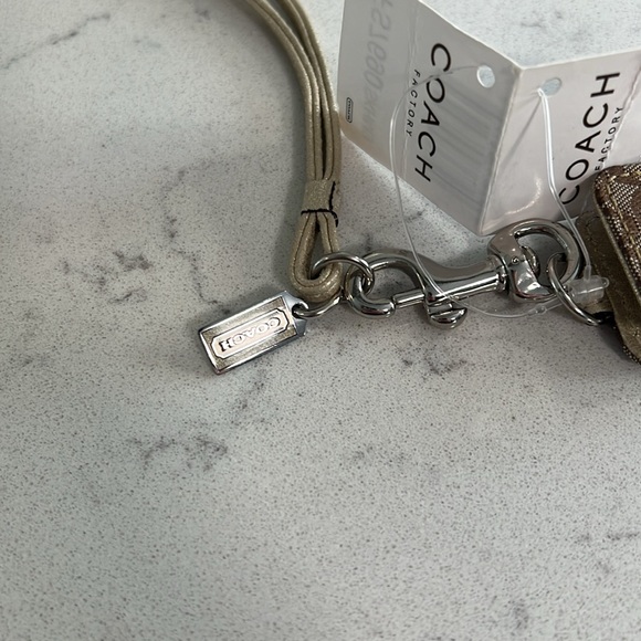 Coach Collector Alert. iPod shuffle case NWT - Picture 8 of 8